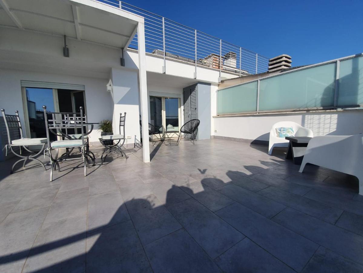 Penthouse 41 In Trastevere With Big Terrace Rome Exterior photo